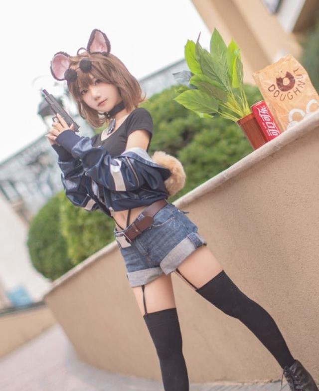 这个萝莉把“毒汁袜”穿至半腿，腿太细了