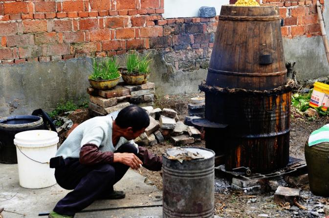 一斤粮食能产出多少酒？为何近年农村酿制粮食酒的越来越少了？