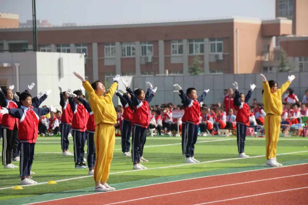 建*党**百年喜迎国庆——西安经开第二小学队列队形广播*比操**赛