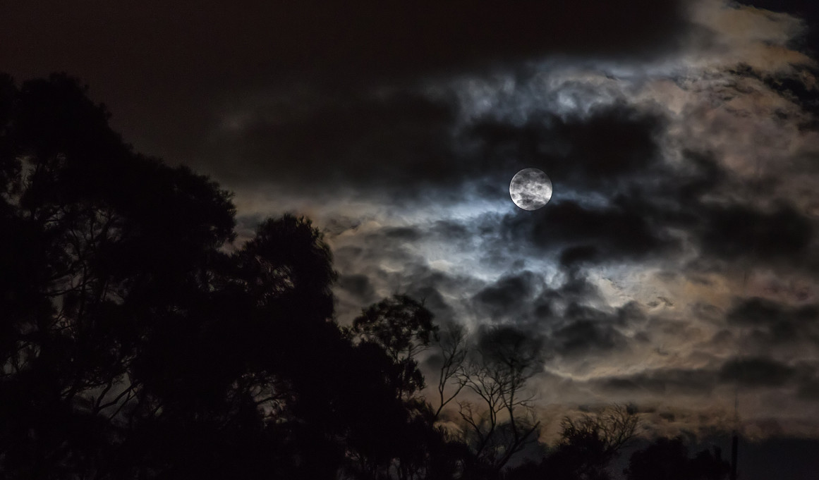 为什么家里这几天总是发出轰隆声,屋内偶尔发生巨响是咋回事