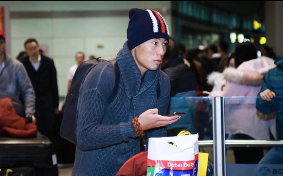 国足结束亚洲杯回到北京，名牌衣服和名包抢镜，国脚购物收获满满