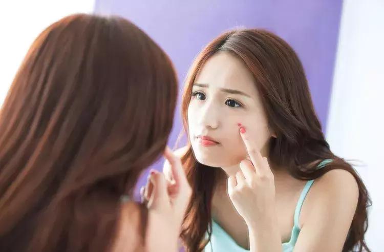 挤了一颗痘会全脸爆痘吗,挤了一颗痘半边脸麻了