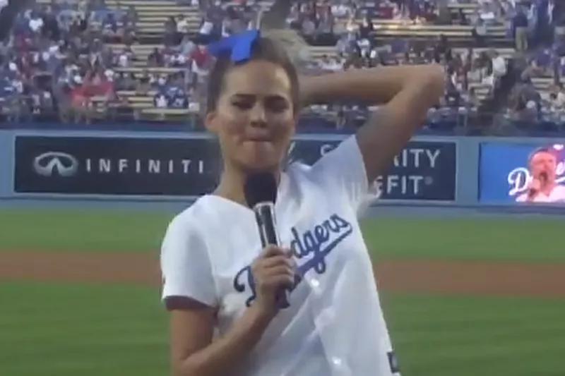 棒球比赛每个垒上都站人吗,棒球比赛几个人一队