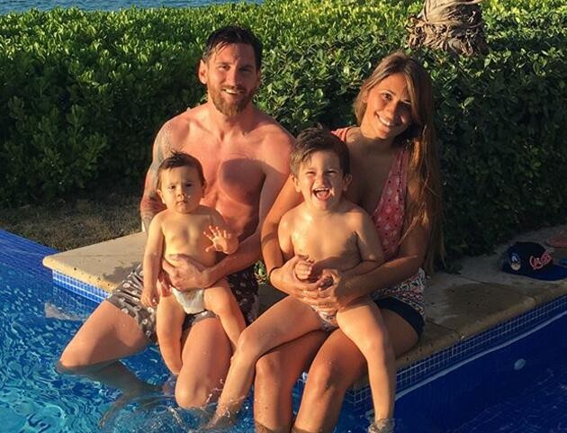 梅西和c罗年轻照片,足球巨星梅西9岁对妻子一见钟情