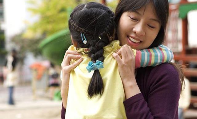 小孩爱碰别人怎么阻止,孩子很敏感不让别人碰