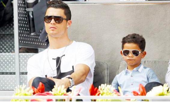 c罗带儿子看比赛,C罗带儿子看拳击赛