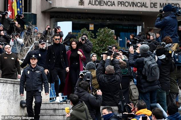 萨拉失踪球迷含泪为其守夜，C罗不合时宜发自拍引争议遭名宿怒斥