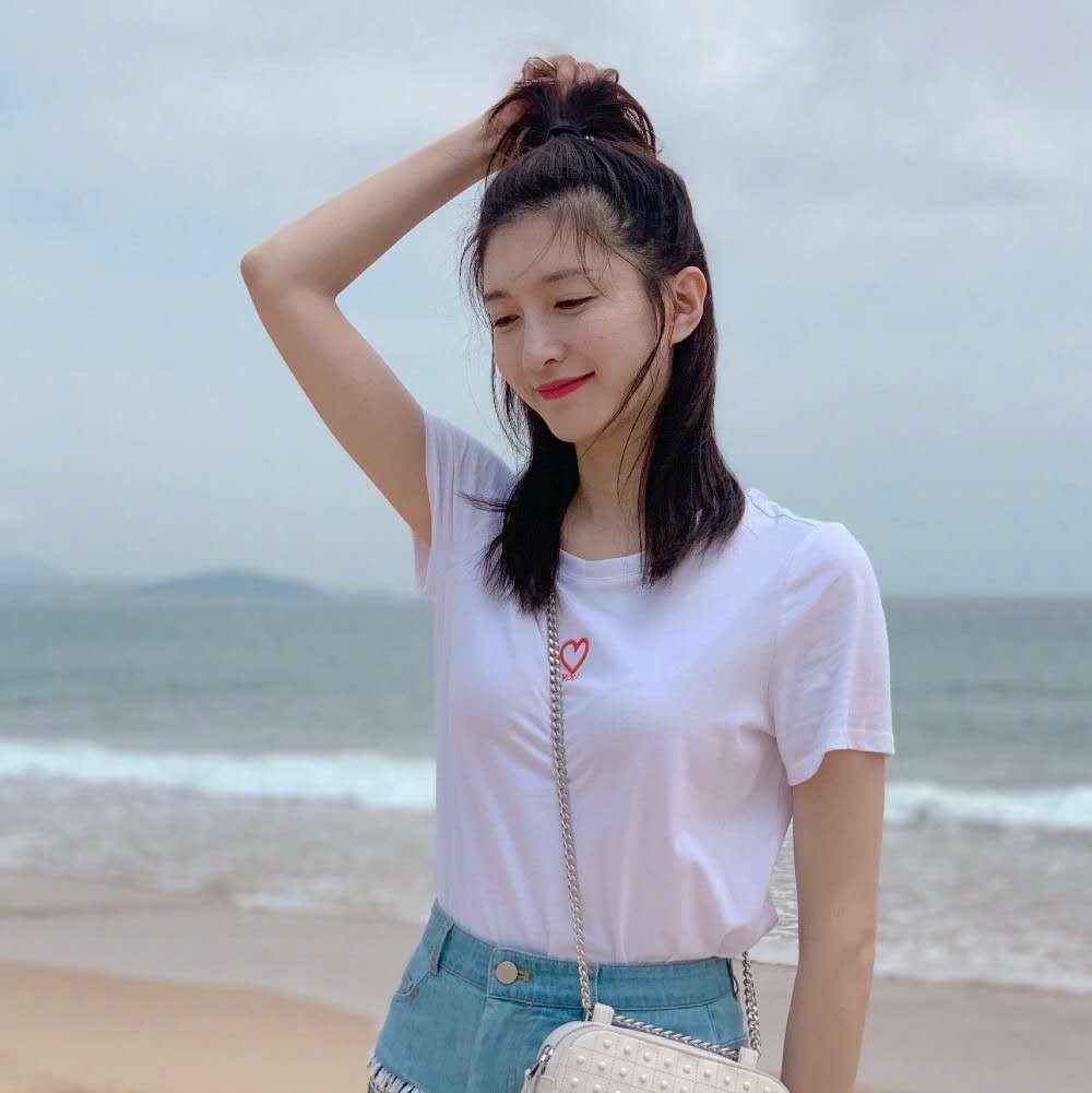 江疏影穿浅绿色,江疏影内搭荧光绿