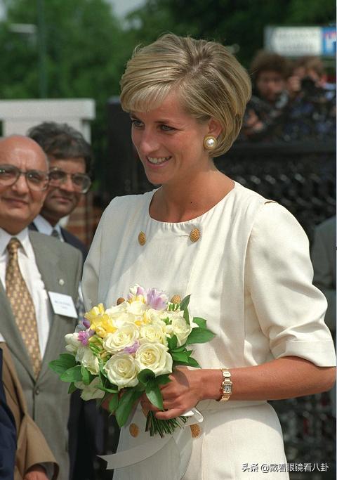 梅根自家花园宣传新书，手戴十几万戴妃腕表，金手镯搭钻戒晃人眼