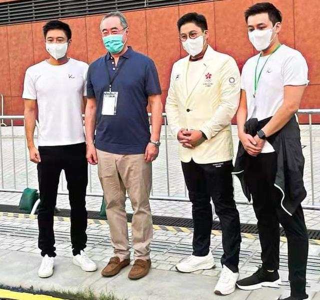 郭晶晶黑西装穿搭,郭晶晶穿蓝色裙配西装