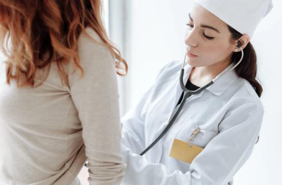 想戴牙套但没钱,家里没钱可我需要配眼镜怎么办