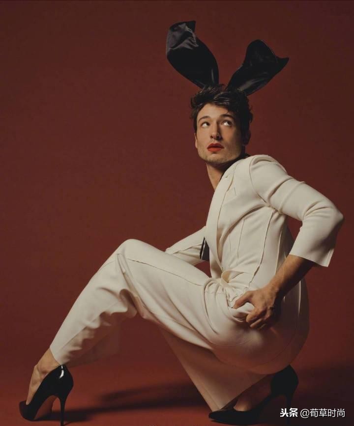 男人骚起来不管女人事！E妹踩高跟穿胸衣演绎性感，不料*袜丝**破了