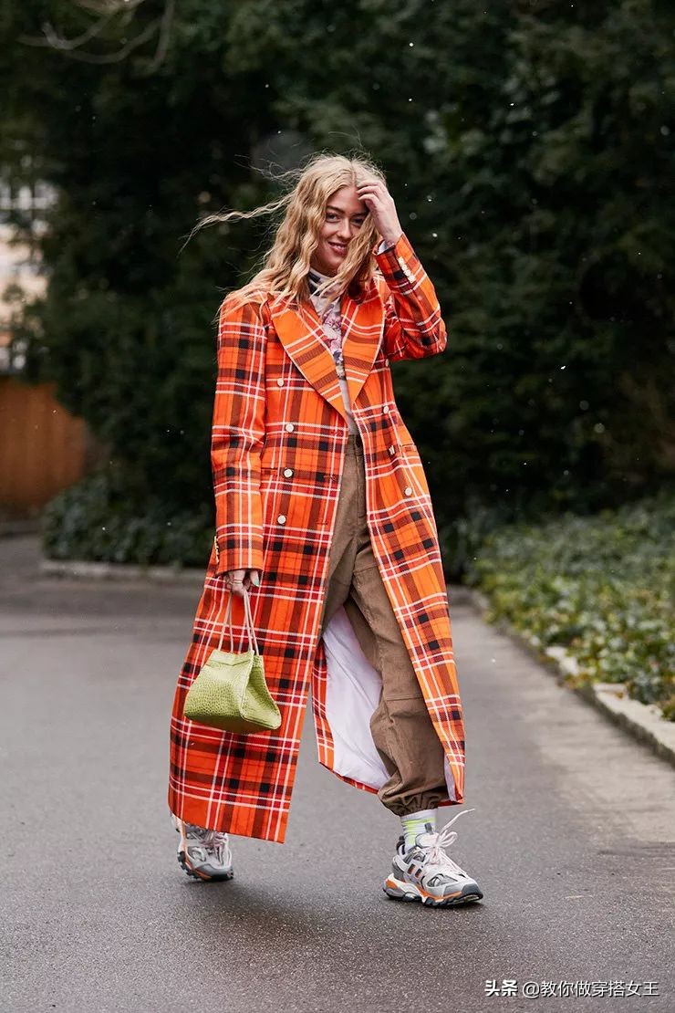 2020最潮搭配少不了这一条工装裤,初秋工装裤搭什么上衣