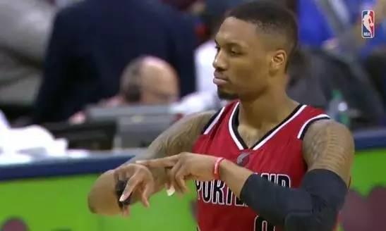 10图看进球后的庆祝动作：库里伸出手指指向天，韦德表情霸气至极