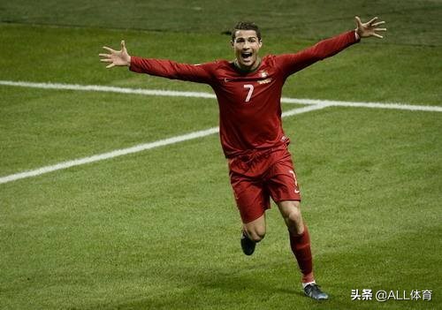 优质偶像的担当！C罗又为疫情捐款，这次帮助的是业余足球！