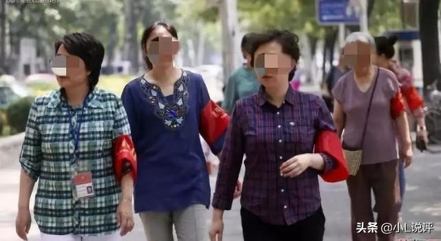 中国大妈们在国外跳广场舞,中国大妈在温哥华商场跳广场舞