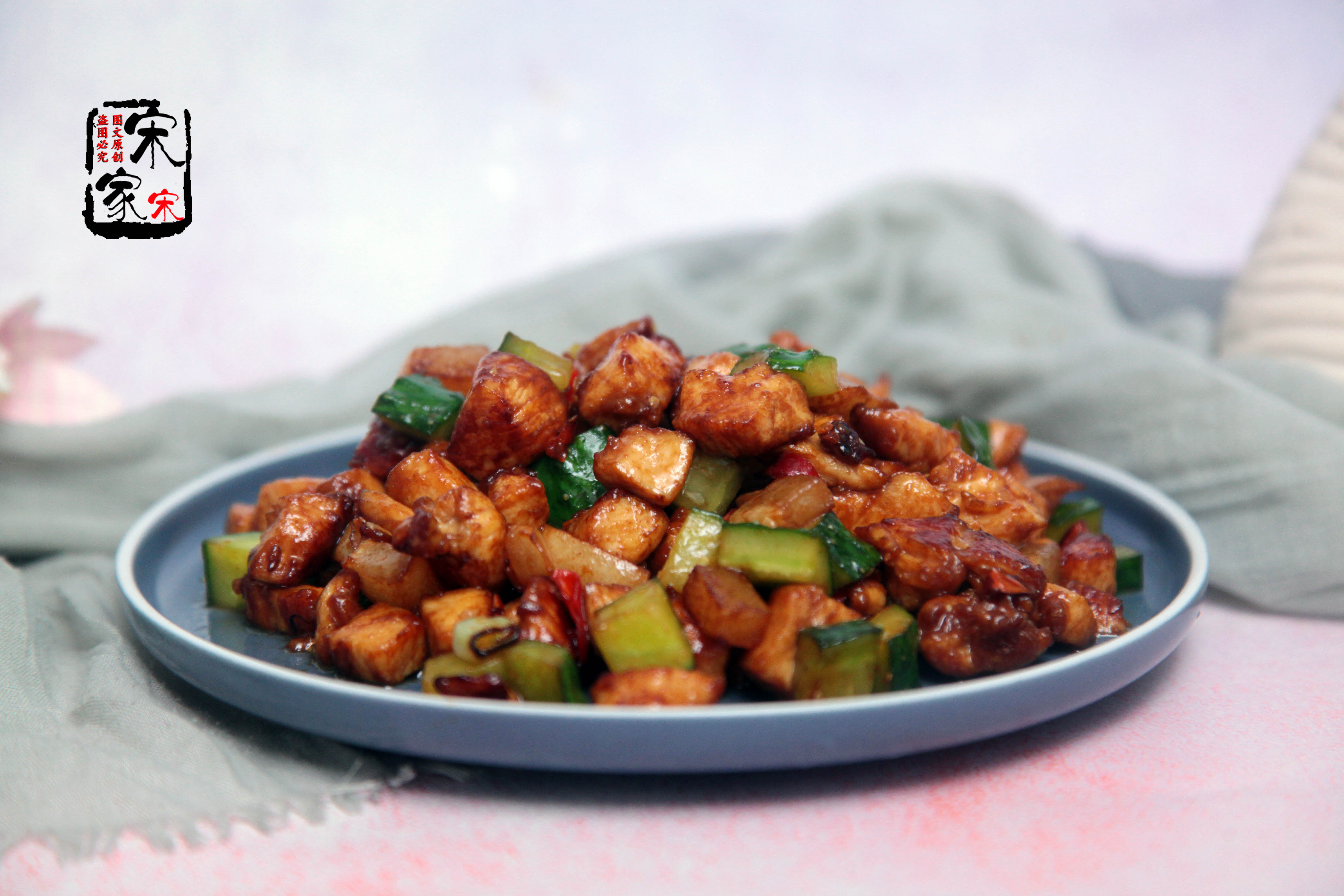 鸡胸肉这样做才好吃不炒不油炸,炒鸡胸肉丁嫩而不柴的诀窍