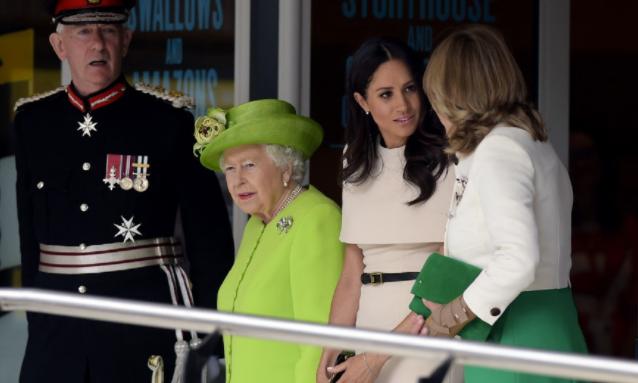 梅根出席王室活动不自信,梅根退出王室后首次见到女王