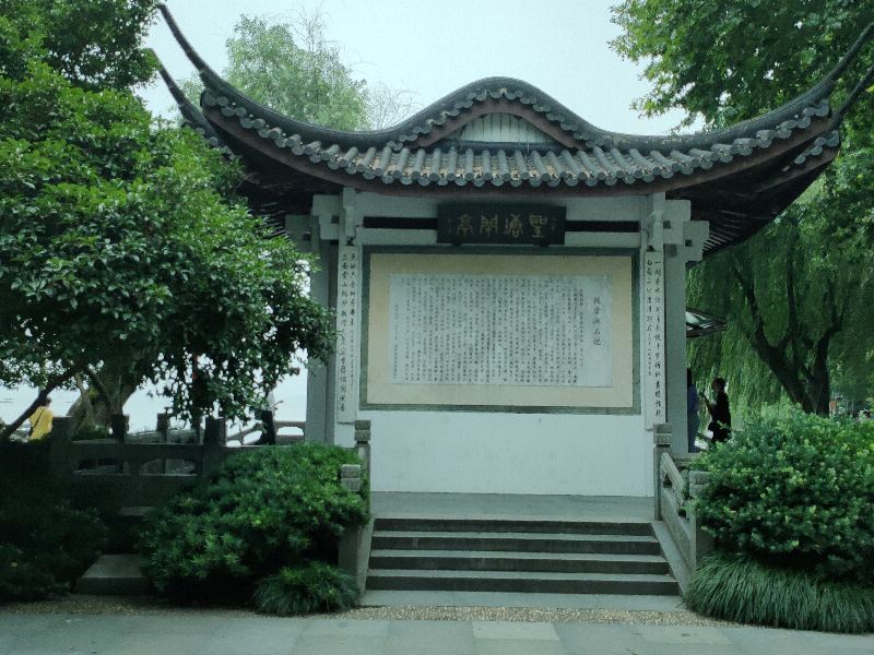 杭州西湖断桥好大的雨,杭州西湖断桥残雪夜景下雨