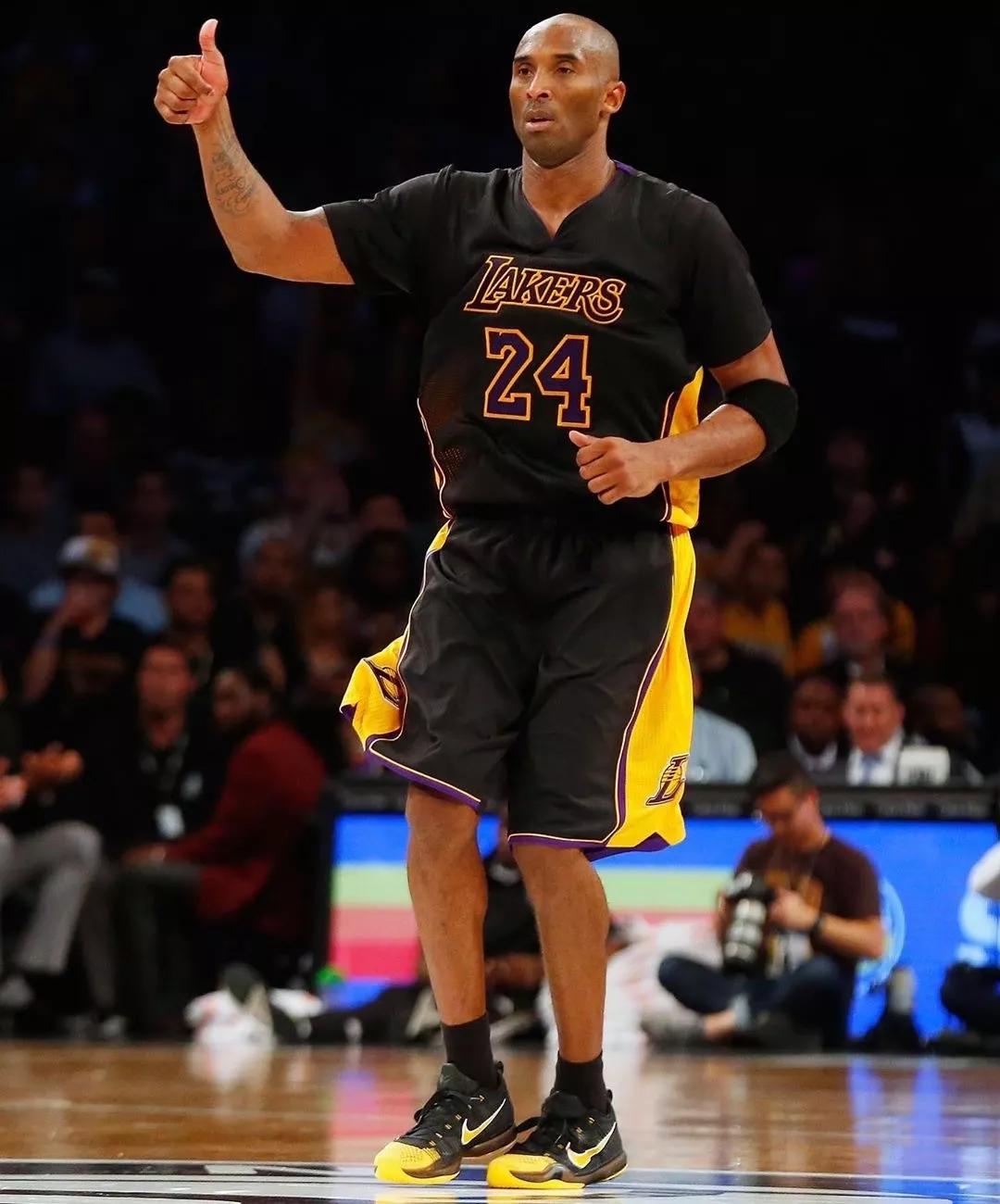 科比生涯最高分穿什么鞋,科比五名人堂配色nba上脚