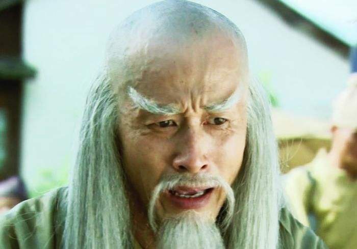 射雕中，因为梁子翁的蛇血郭靖百毒不侵，为何还中了梅超风的毒？