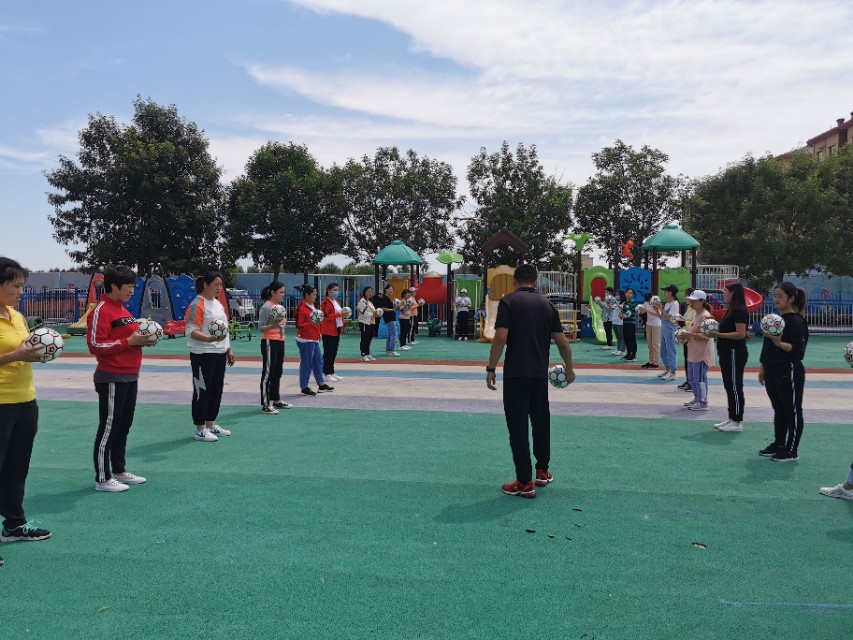 劳店镇中心幼儿园：开园在即教师足球培训先行