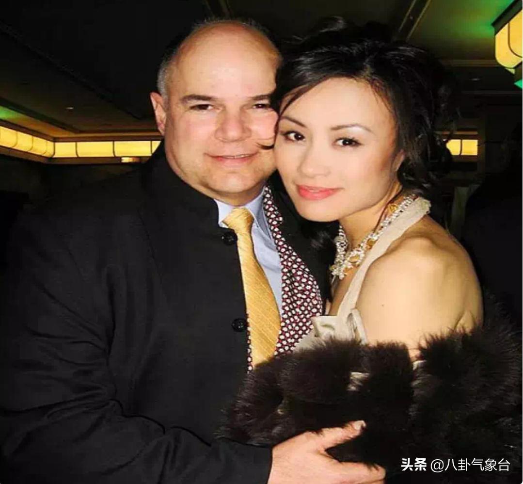 邬君梅近照风情万种,邬君梅坦言当过小三