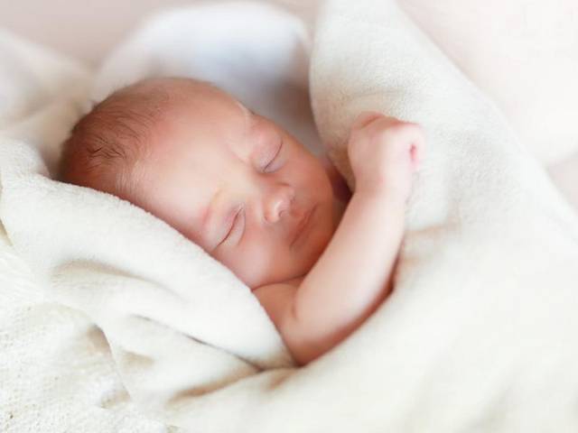 月子里的婴儿可以喝白开水吗,新生儿在月子里用多少尿不湿