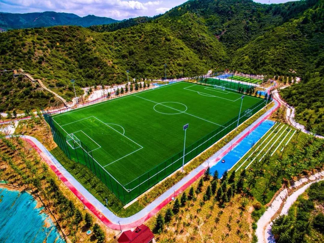 高颜值实拍！河北这个山顶足球场火了