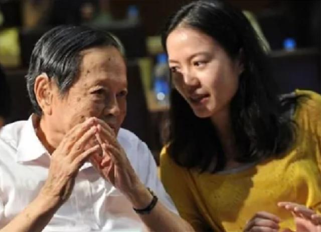 翁帆父亲和杨振宁孙女相差多少岁,翁帆的父亲评价杨振宁