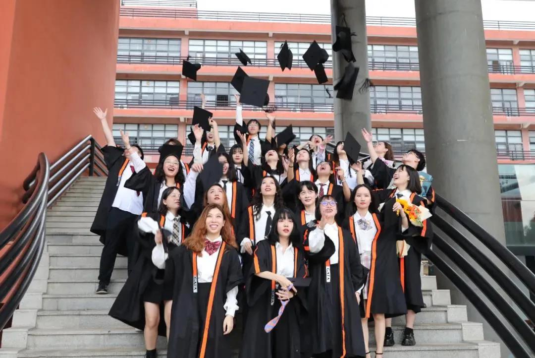美院中国风学士服,九大美术学院学士服
