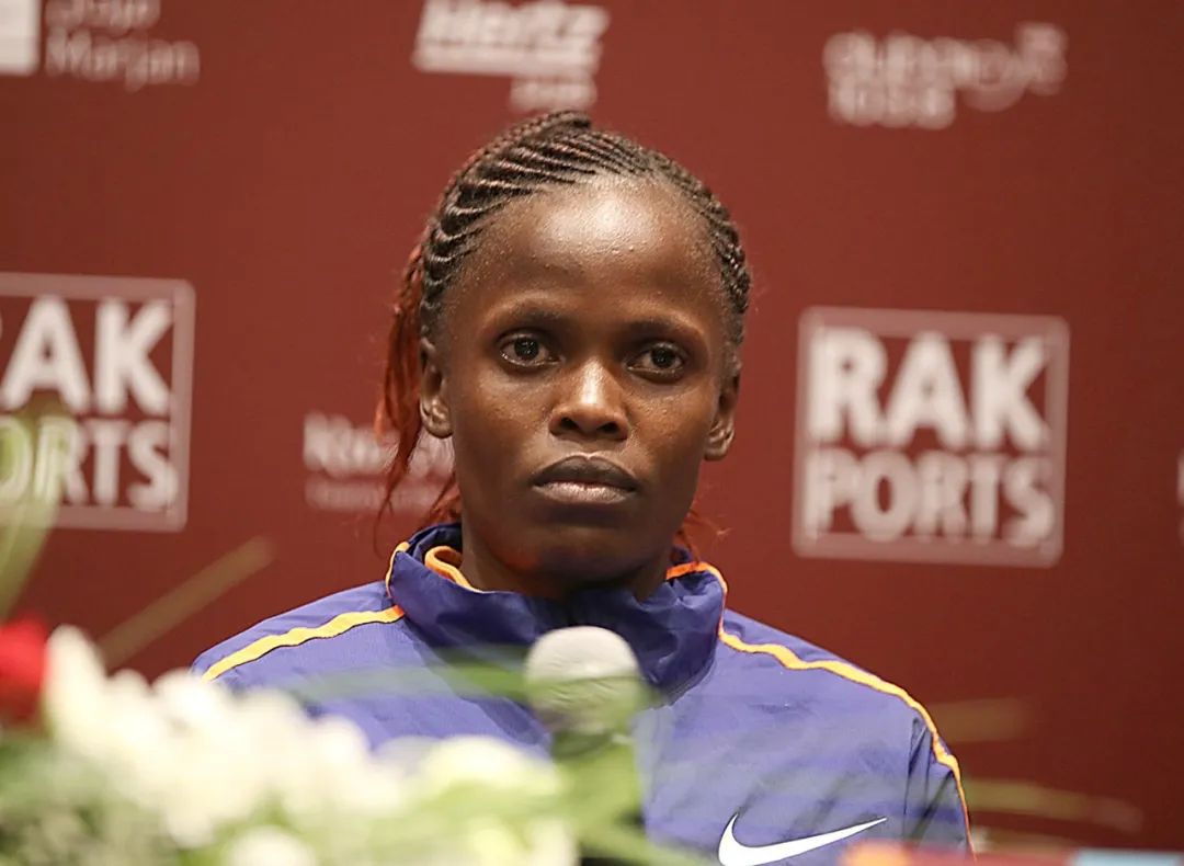 厉害！女子半马世界纪录被打破，成绩1小时04分31秒