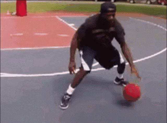 篮球小孩子如何学习胯下运球教学,新手篮球胯下运球基本功训练