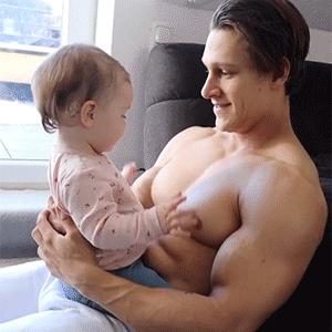 90后奶爸搞怪哄娃,肌肉奶爸带娃路人反应