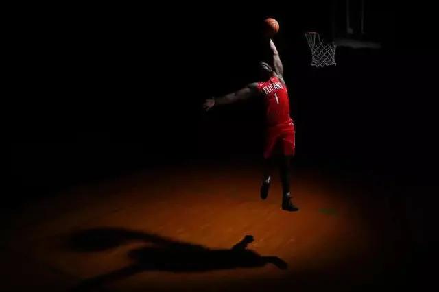 新状元AJ品位满分！不在绿茵场战斗也能追星，选这款鞋挺有深意