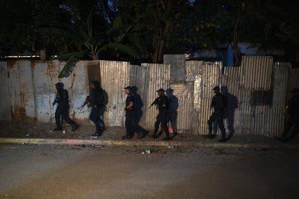 一把美国枪连犯9起谋杀案，成牙买加头号通缉犯，谁来管管美国枪