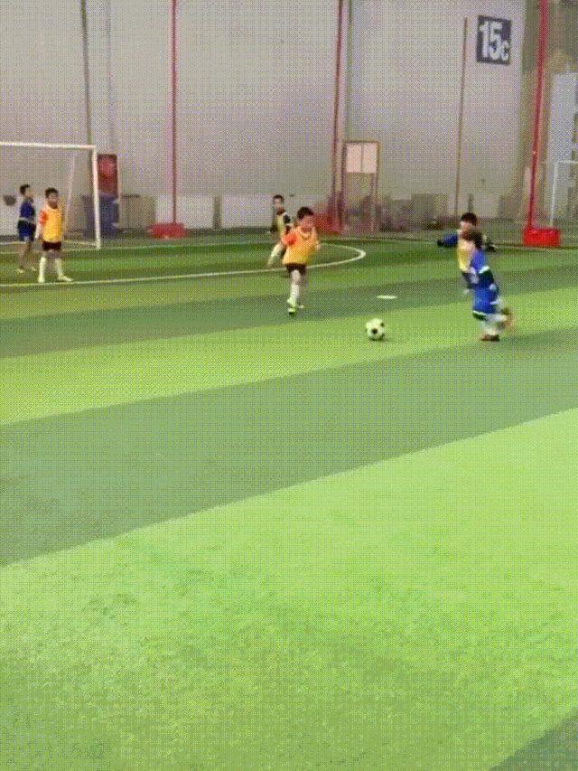 太帅啦！*疆新**6岁足球小子“花式过人”上热搜