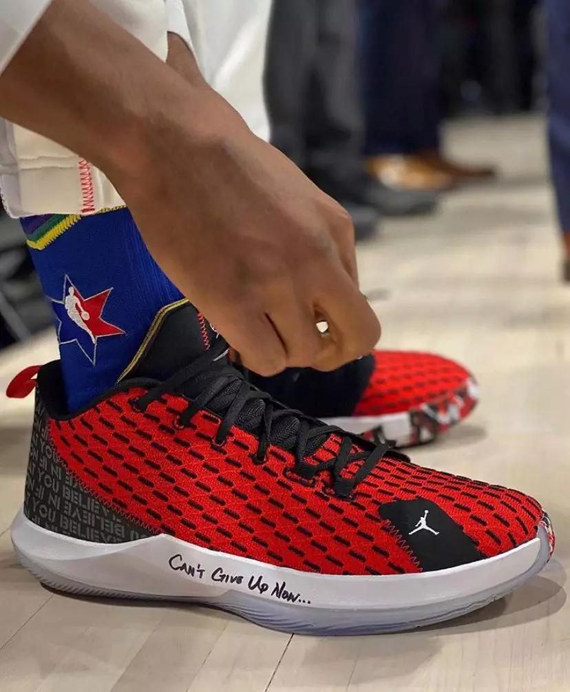 NBA球员上脚：布克卫衣致敬科比，伦纳德的NB签名鞋来了