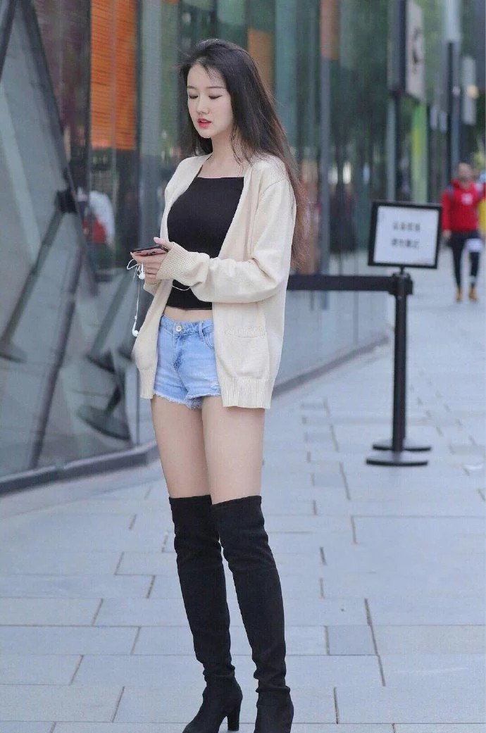 夏天37度，还敢把脚捂得这么“严实”，换我早脱扔了