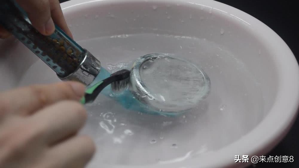 把牙膏涂抹在淋浴喷头上,把牙膏挤到喷水壶里