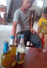 搞笑gif跟着妹子的节拍摇起来,敲锣打鼓甩头搞笑gif
