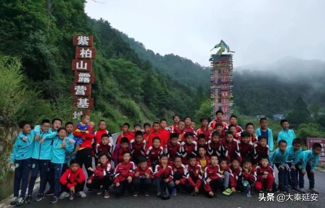炎炎夏日足球少年挥汗逐梦绿茵场,绿茵场上挥汗如雨足球少年