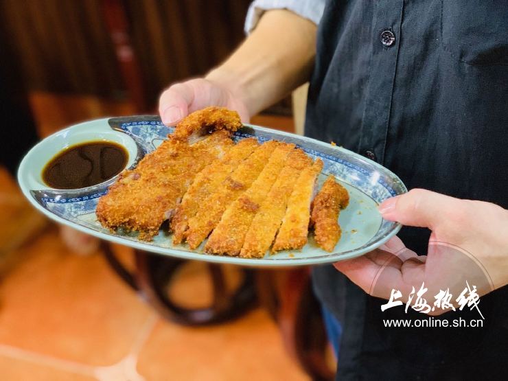 上海最好吃的辣酱油炸猪排,上海特色炸猪排辣酱油是标配