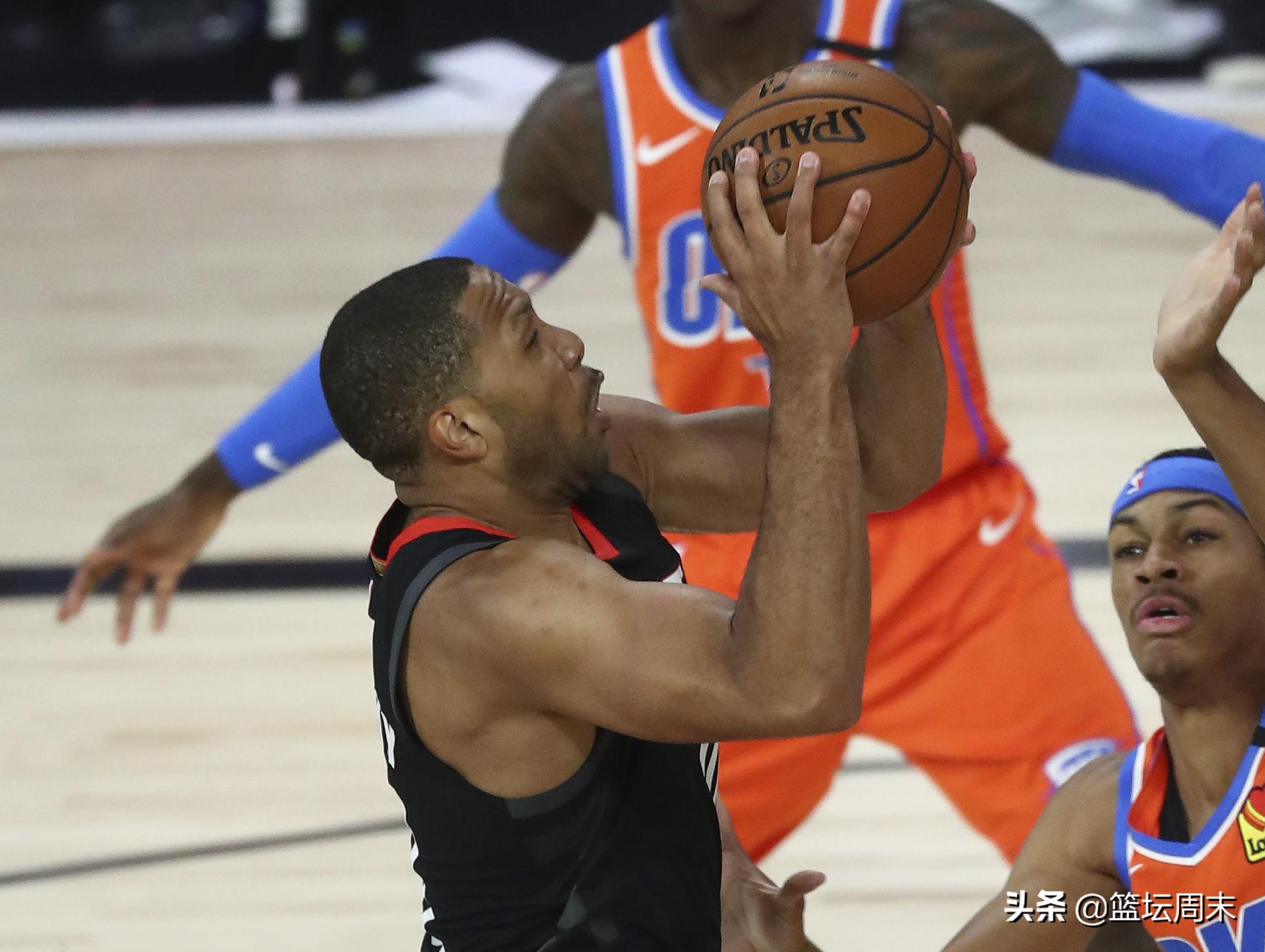 潇洒拜佛+吸引4人防守送妙传，请问这位就是传说中的“登哥”吗？