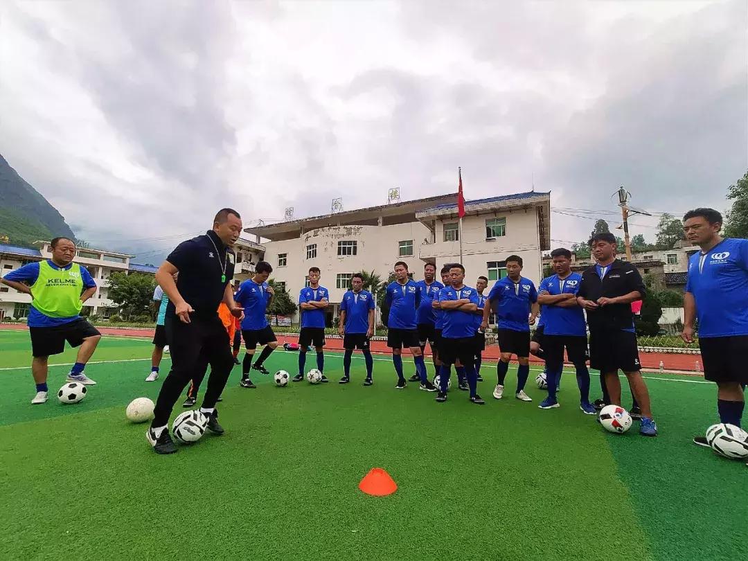 山地变球场，市慈善会凉山州青少年体育发展项目启航！