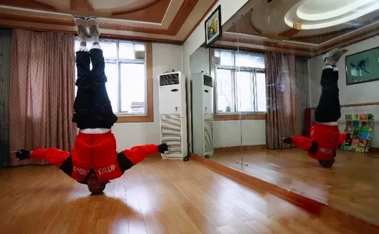 丁大爷,60多岁大爷练习瑜伽像20岁小伙子