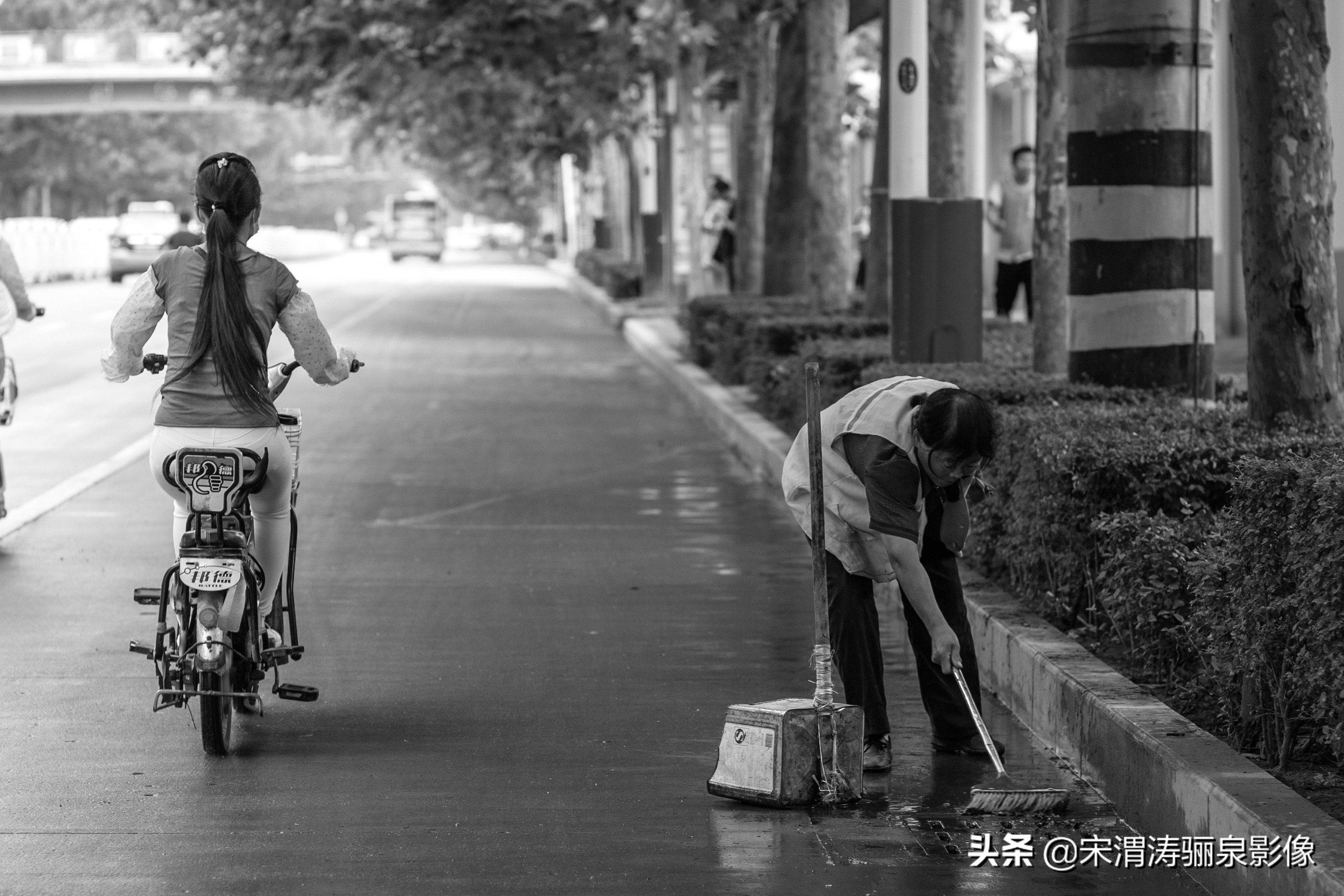 他排除残疾的身体，努力在工作之余记录和反映草根人群的生存状况