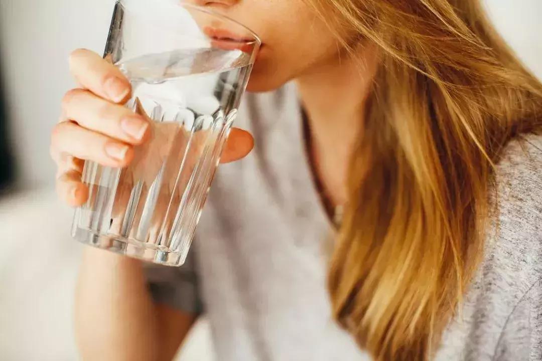 喝矿物质水好还是弱碱性水好,天然弱碱性富硒水