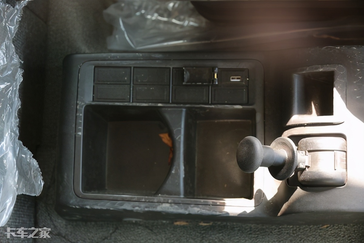 汕德卡600升双腔油箱,600升双腔油箱