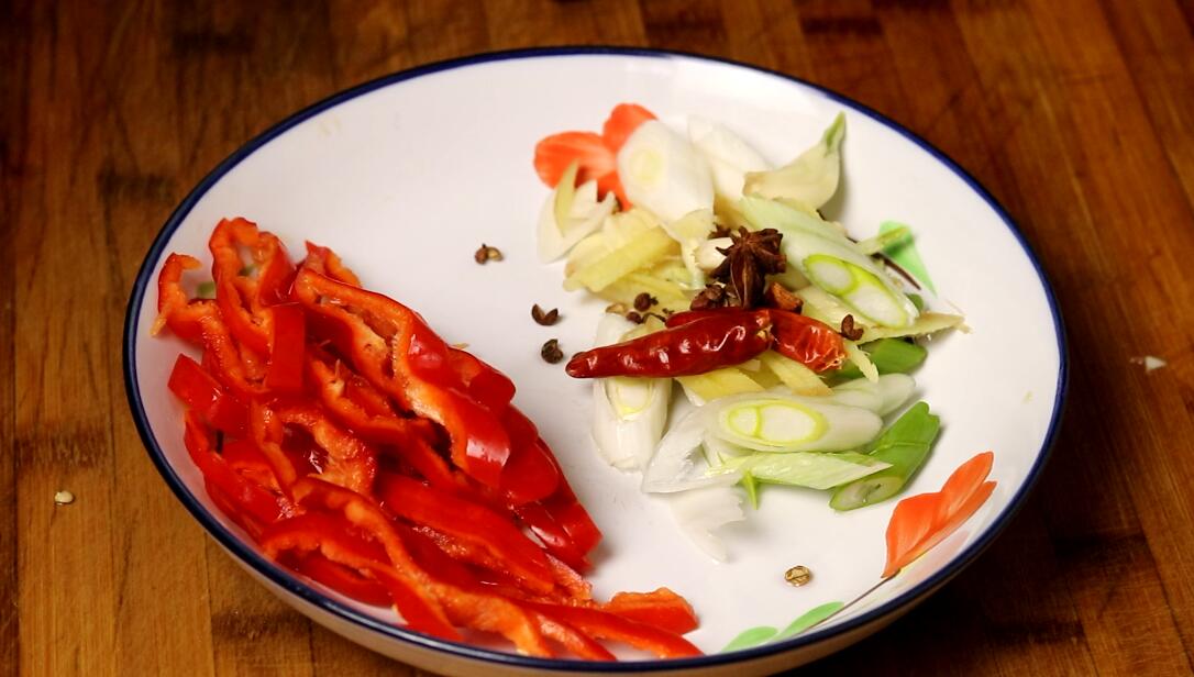 红烧带鱼做出来肉很烂,红烧带鱼第一步